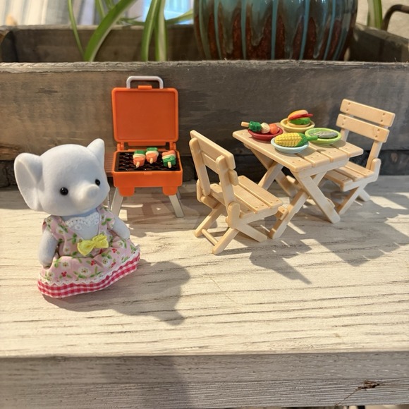 Sylvanian Families Calico Critters BBQ Picnic Set Elephant Girl NEW Barbecue - Picture 1 of 5